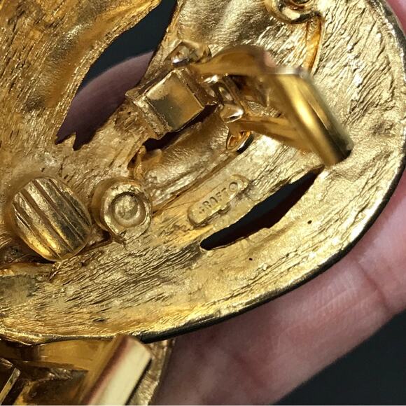 Vintage Signed Craft Runway Oversized Brutalist Textured Gold Clip On Earrings - Picture 15 of 16